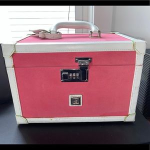 Travel cosmetic case pink DVF very good condition